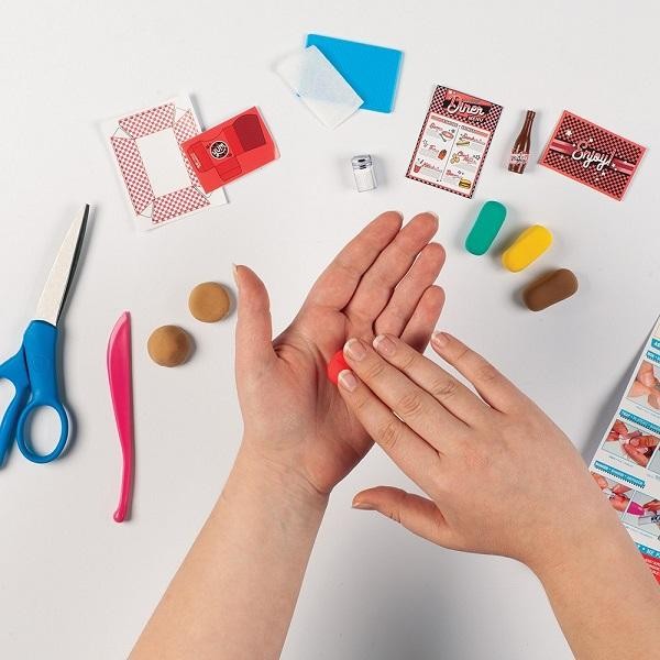 Fashion Angels - Mini Clay Kit -100% Extra Small Burger & Fashionries