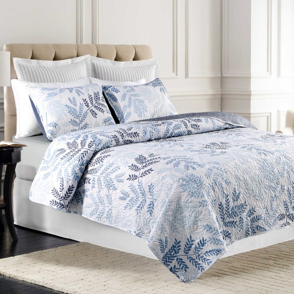 Hannah - 3 Piece Reversible Blue Floral to Blue Solid Quilt Set - Magasins Hart | Hart Stores