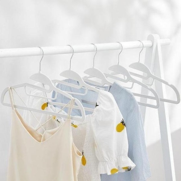 White Hangers with Tie Bar - Magasins Hart | Hart Stores