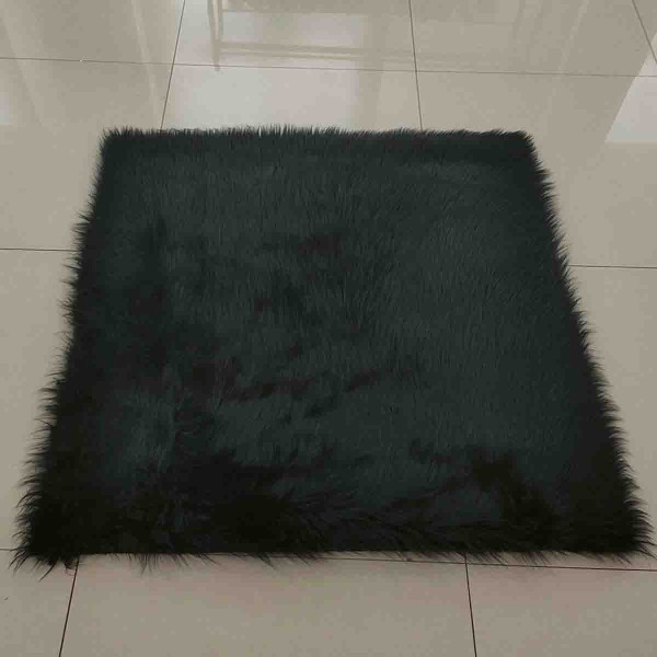 Tapis en fausse fourrure avec dos en tissu daim
