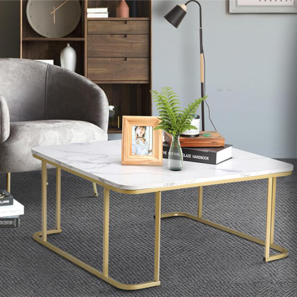 Table basse avec structure en métal doré et plateau en faux marbre