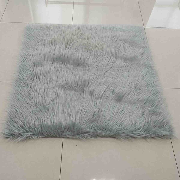 Tapis en fausse fourrure avec dos en tissu daim