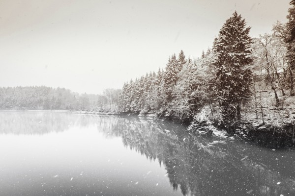 Toile imprimée 60 x 90 cm | Lac d'hiver avec montagne