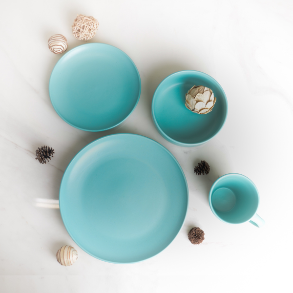 Service de vaisselle en grès émaillé mat de couleur aquamarine 16 pièces