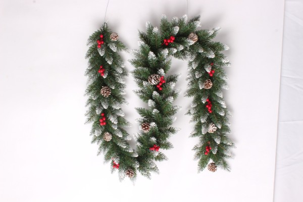 Guirlande givrée de Noël
Apportez un peu de féérie hivernale dans le confort de votre maison. Une pièce d'accent parfaite pour votre salon et votre table de salle à manger et surtout à la porte d'entrée, à l'intérieur ou à l'extérieur couvert.