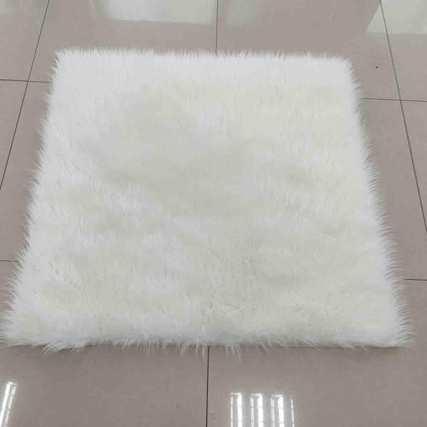 Tapis en fausse fourrure avec dos en tissu daim