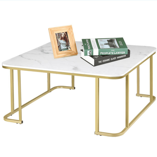 Table basse avec structure en métal doré et plateau en faux marbre