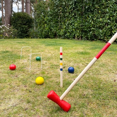 Ensemble de jeu de croquet en bois.