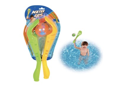 2 raquettes et une balle aquatique.