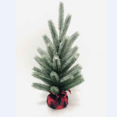 Pin enneigé de Noël avec base en tissu à carreaux