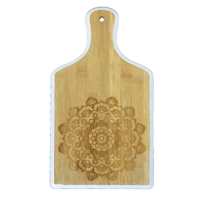 Planche d'apéritif gravée en bambou