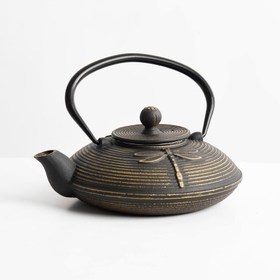  Théière en fonte dorée et noire