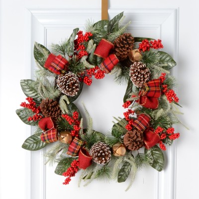 Couronne de 24 "décorée de pins et baies