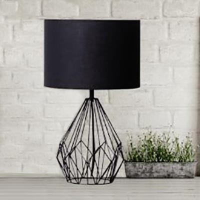 Lampe moderne en fil de métal noir avec abat-jour