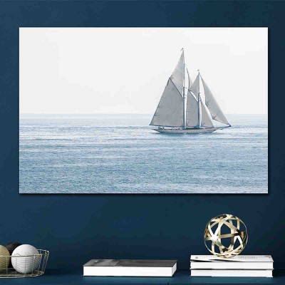 Bateau en toile sur la mer