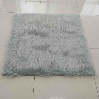 Tapis en fausse fourrure avec dos en tissu daim