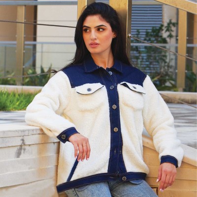  Veste en sherpa avec détails en denim