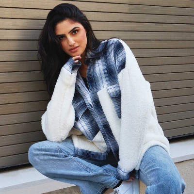 Veste en sherpa avec détails en tissu écossais blanc